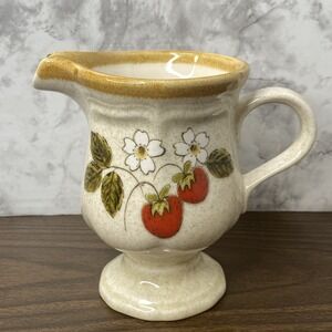 Mikasa STRAWBERRY FESTIVAL EB801 Japan 8 fl oz 5" Footed Creamer